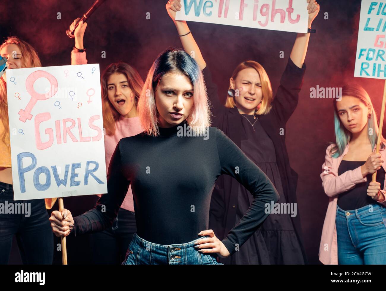 Grupo De Mujeres Caucásicas Enojadas Excitadas Y Expresivas Que Promueven El Feminismo Gritan