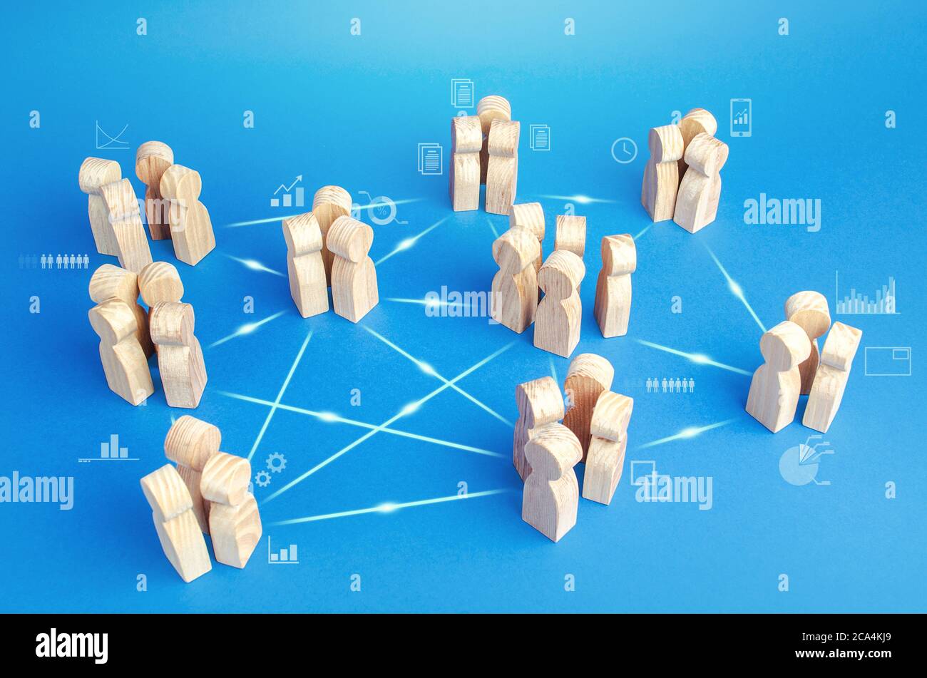 Muchos equipos relacionados en la empresa hacen el trabajo en cooperación. Coordinación e intercambio de conocimientos. Modelo de negocio de los grupos autónomos sin m medio Foto de stock