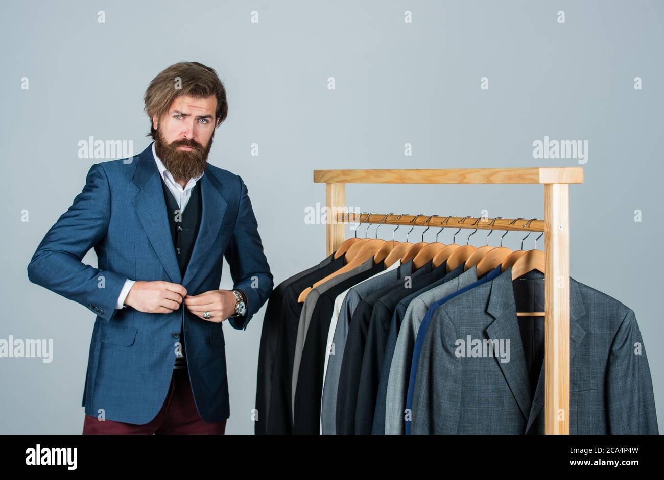 Diseño de ropa nueva. El individuo mide la mano del hombre. Hombre que pide  traje de negocios posando interior. El sastre mide al hombre. El hombre de  negocios con estilo en el