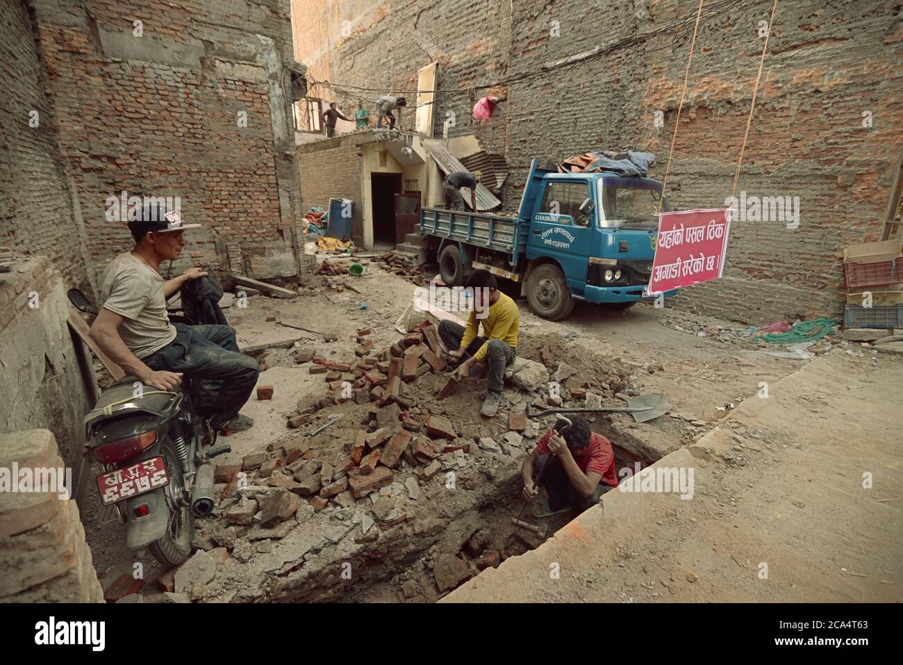 Trabajadores que realizan trabajos de construcción en la zona de Thamel, Katmandú, Nepal, un año después de los terremotos de 2015. Foto de stock