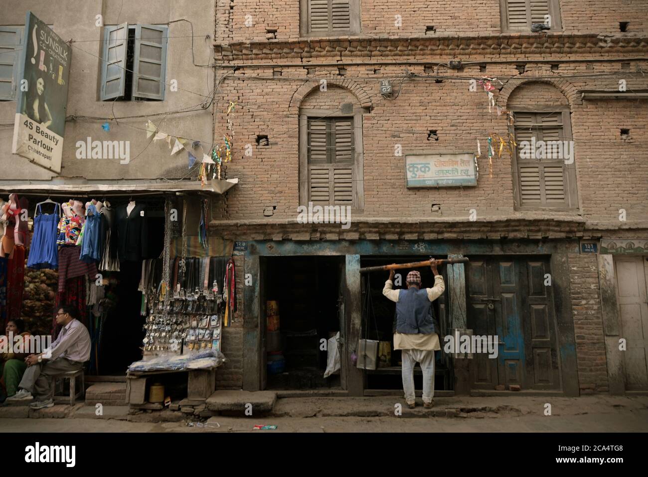 Una vista de los vendedores ambulantes en Katmandú, Nepal. Foto de stock