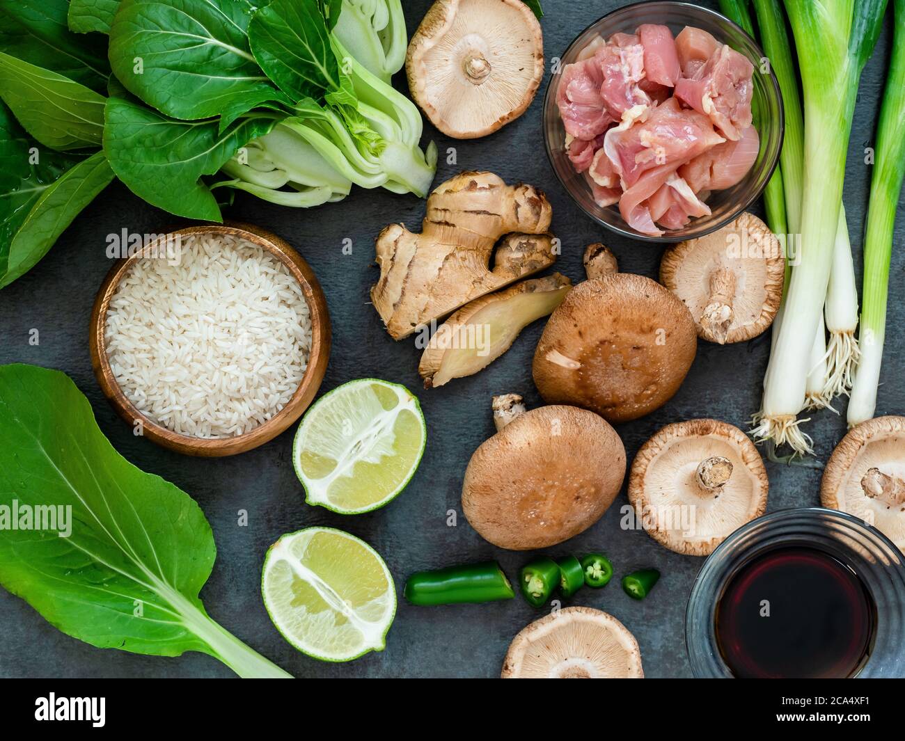 Ingredientes de la comida tailandesa Verduras, salsa de souy y carne de muslos de pollo Ingredientes de la comida tailandesa Verduras, salsa de souy y carne de muslos de pollo