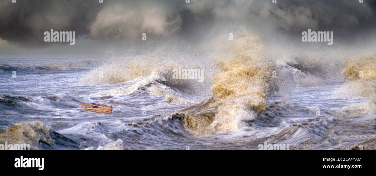 Pequeño barco en tormenta Foto de stock