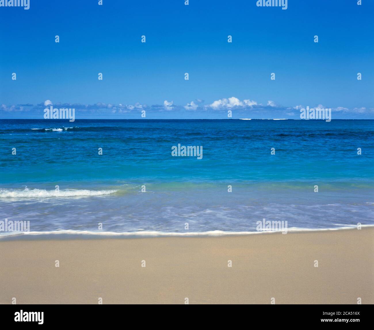 Playa de arena y mar azul con línea clara de horizonte en el fondo, Maui, Hawai, EE.UU Foto de stock