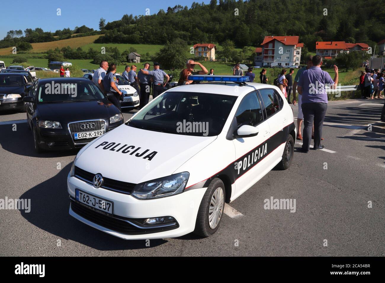 DONJI VAKUF, BOSNIA Y HERZEGOVINA - 29 DE JUNIO de 2019: Vehículo de policía bosnio (VW Golf) asegurando la procesión de Ajvatovica en Bosnia. Ajvatovica es el mayor Foto de stock