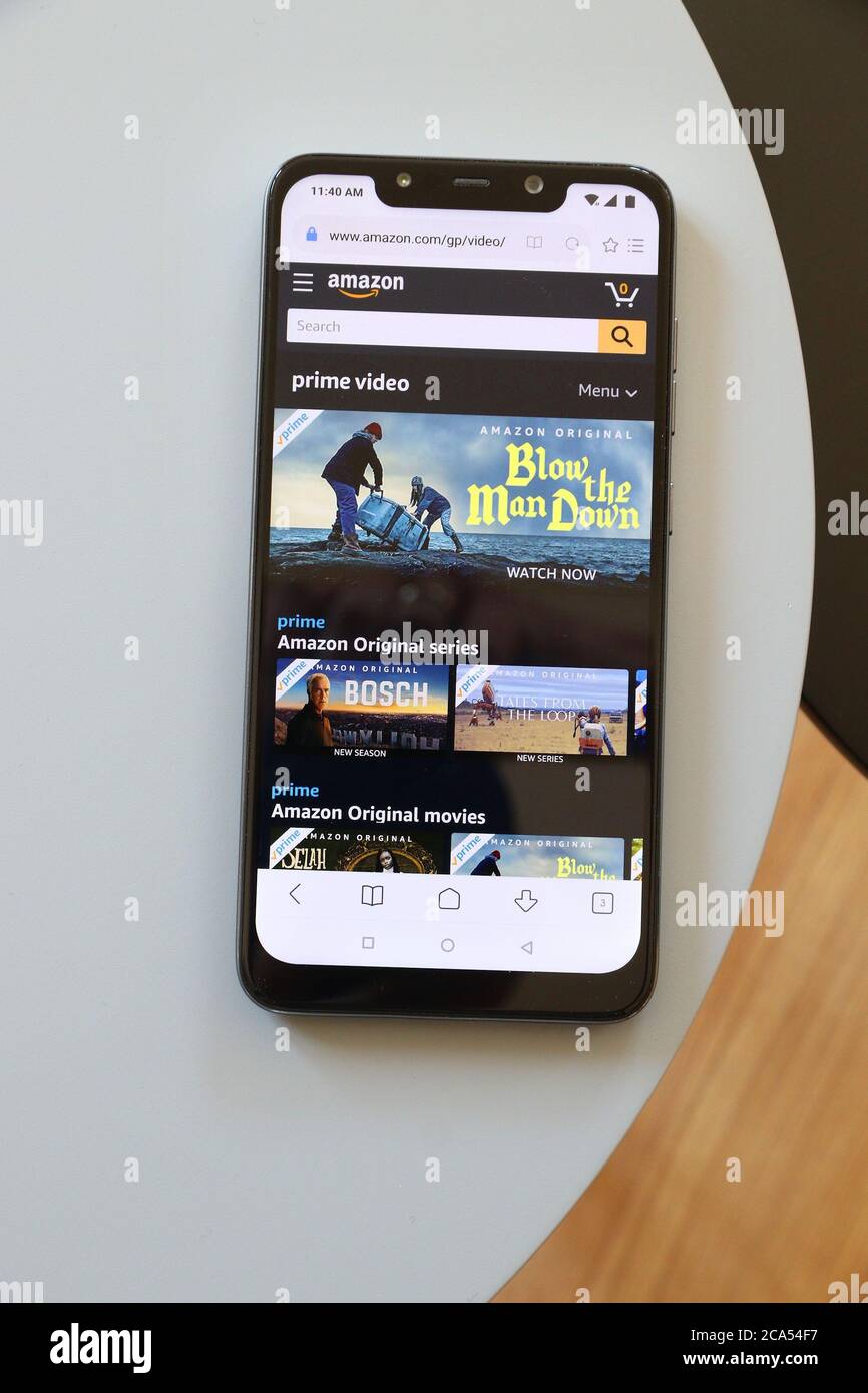 VARSOVIA, POLONIA - 21 DE ABRIL de 2020: Amazon Prime Video oferta exhibida en un Xiaomi F1 Pocophone Android smartphone. Foto de stock