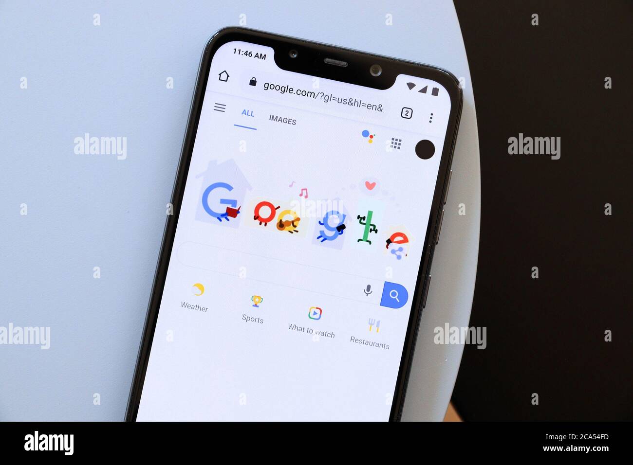VARSOVIA, POLONIA - 21 DE ABRIL de 2020: Sitio web de búsqueda de Google mostrado en un Xiaomi F1 Pocophone Android smartphone. Foto de stock