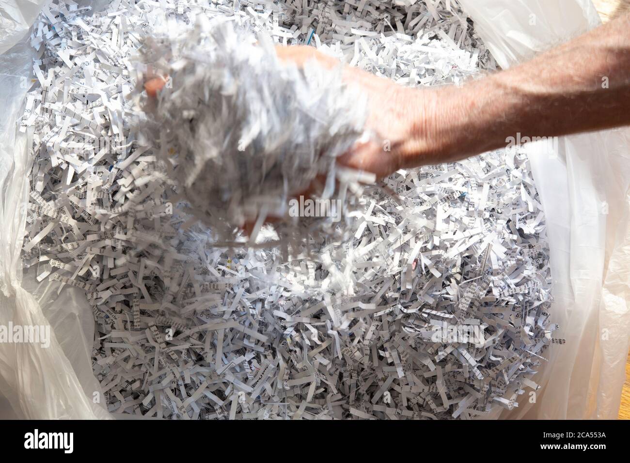 Trozos de papel cortados a mano fotografías e imágenes de alta