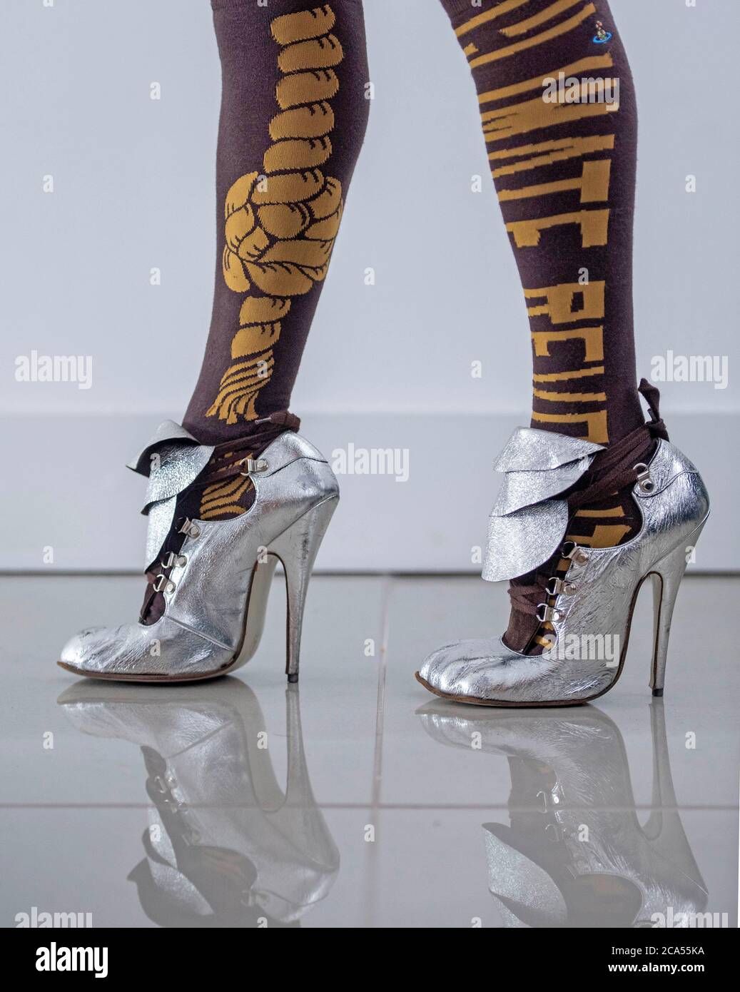 Zapatos y mallas de tacón por la diseñadora de moda británica Vivienne Westwood. Foto de stock