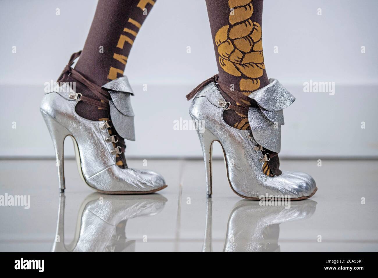 Zapatos y mallas de tacón por la diseñadora de moda británica Vivienne Westwood. Foto de stock