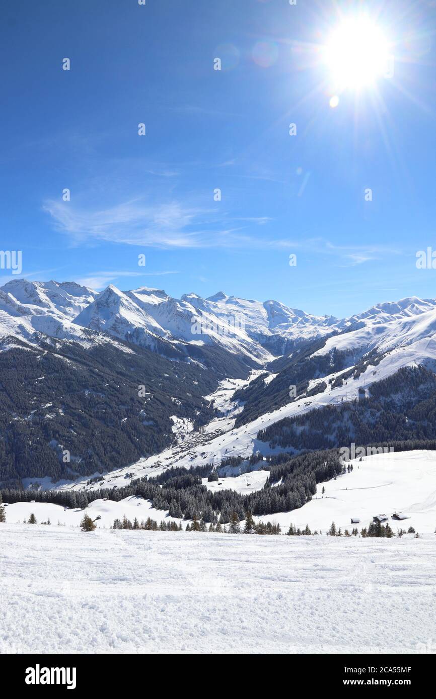 Austria montañas paraíso invernal - Mayrhofen resort de esquí en el Tirol. Central de los Alpes austriacos. Foto de stock