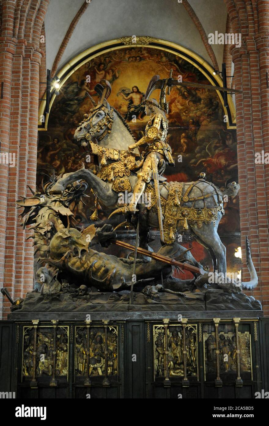 Estatua ecuestre de San Jorge y el Dragón, 1489. Gótico tardío. Atribuido a Bernt Notke (ca.1440-1509). Fue encargado por el regente sueco Sten Sture the Elder. Storkykán. Estocolmo, Suecia. Foto de stock
