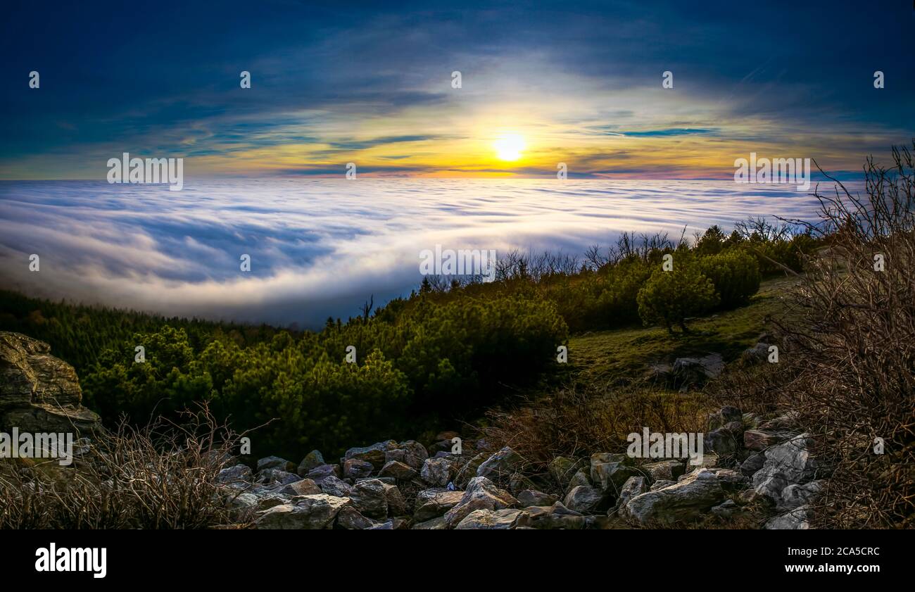 Amanecer e Inversión en la montaña Jested cerca de la ciudad Liberec, república Checa, nieve e invierno y vista del funicular. Foto de stock