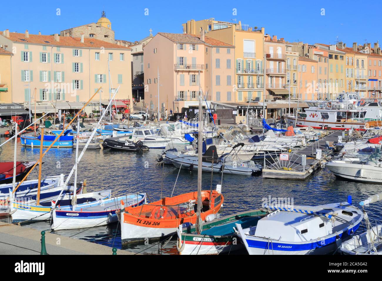 Francia, Var, Saint Tropez, vista del antiguo puerto pesquero, el Quai Frederic Mistral y el Quai Jean Jaures Foto de stock