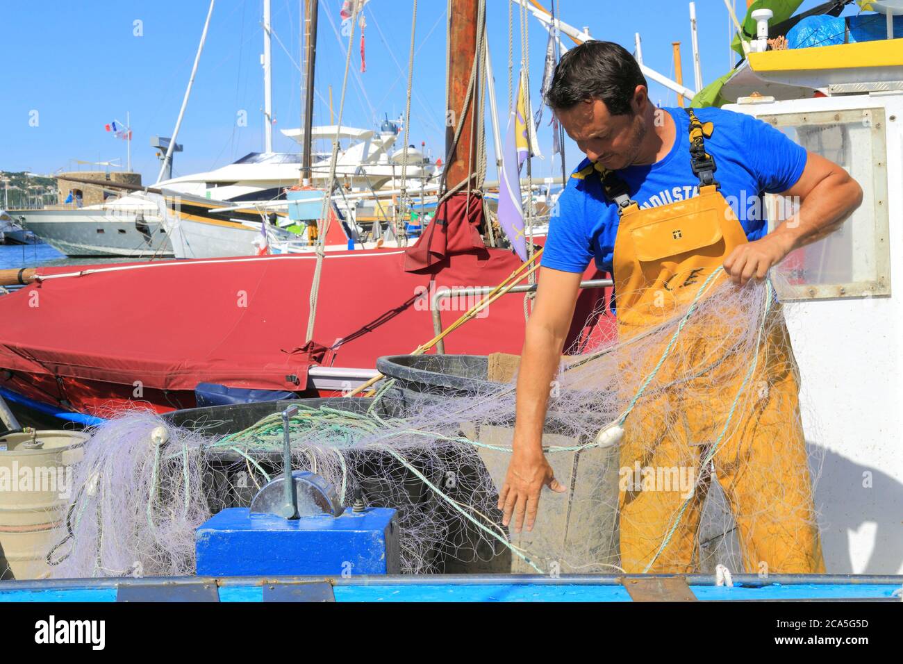 Francia, Var, Saint Tropez, puerto de pescadores, Pepe Raoul barco, regreso de la pesca para el pescador profesional Eric Cannova Foto de stock