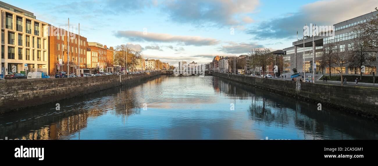 Río Liffey, en Dublín, Irlanda Foto de stock