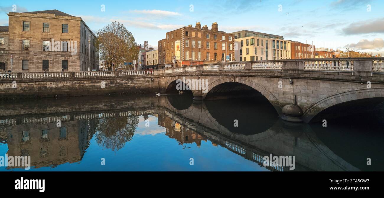 Río Liffey, en Dublín, Irlanda Foto de stock