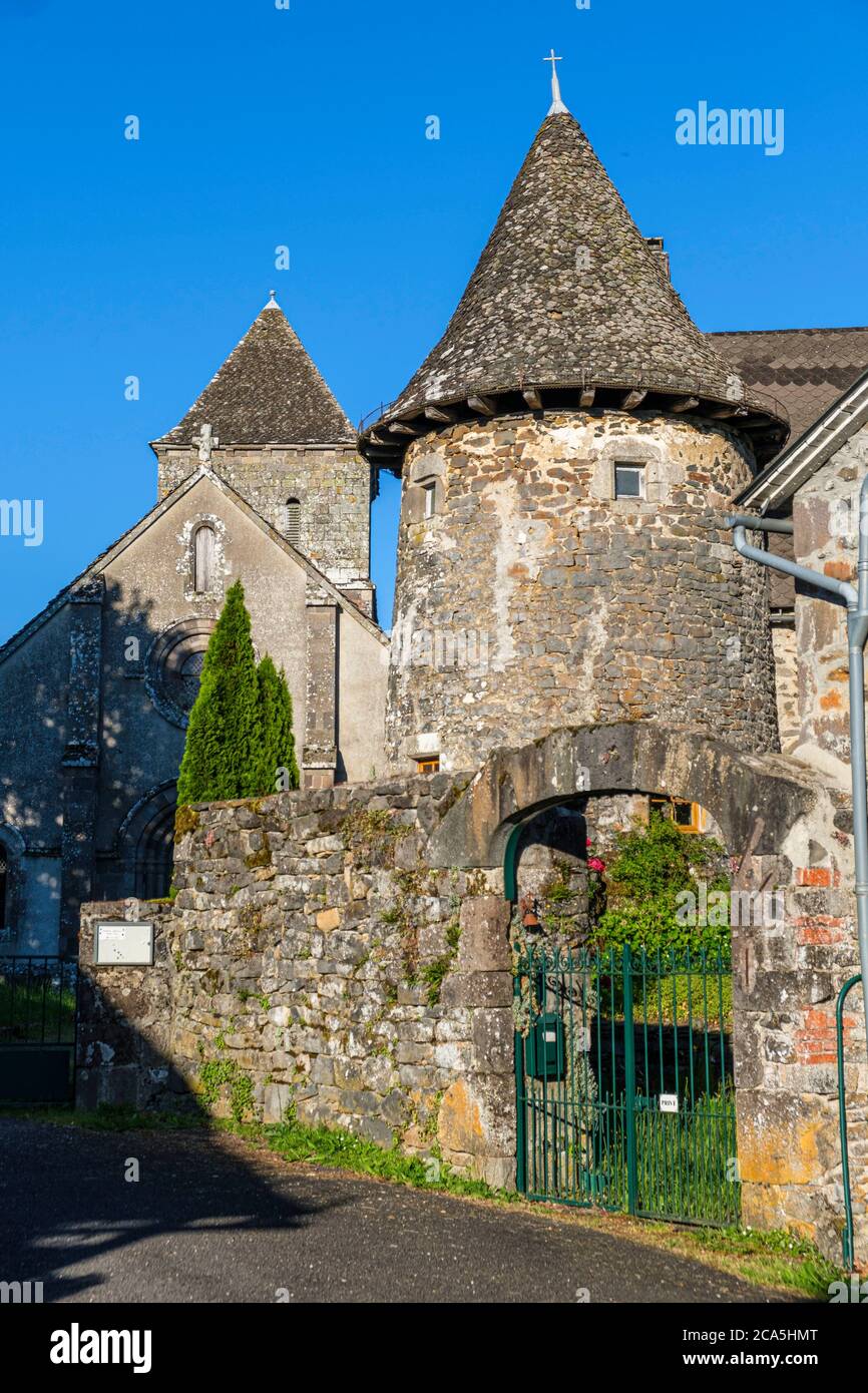 Francia Cantal Pueblo De Brageac Los Volcanes Del Parque Natural