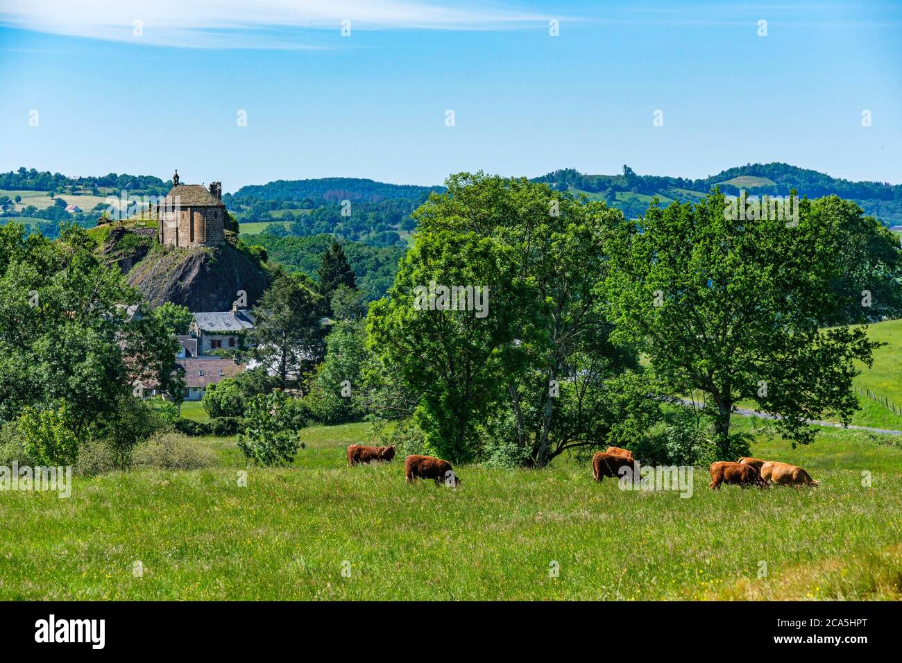 Francia Cantal Pueblo De Saignes Los Volcanes Del Parque Natural