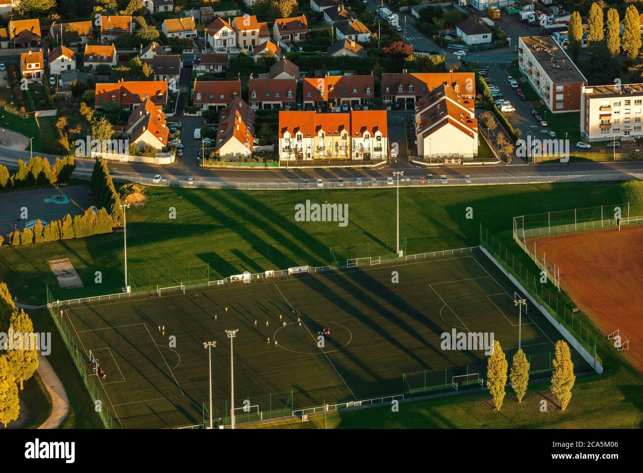 Francia, Yvelines, Les Mureaux, vista aérea al atardecer de la ciudad, vista aérea de instalaciones deportivas (vista aérea) Foto de stock