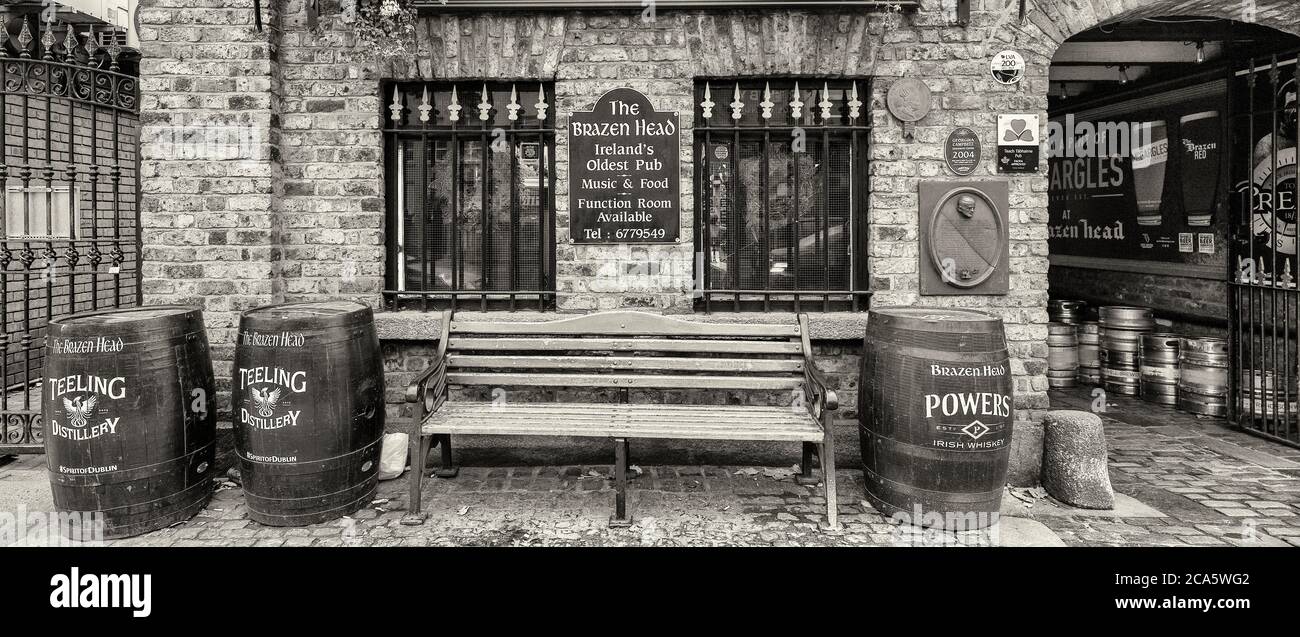 Vista exterior de la entrada a Brazen Head Pub, Dublín, Irlanda Foto de stock