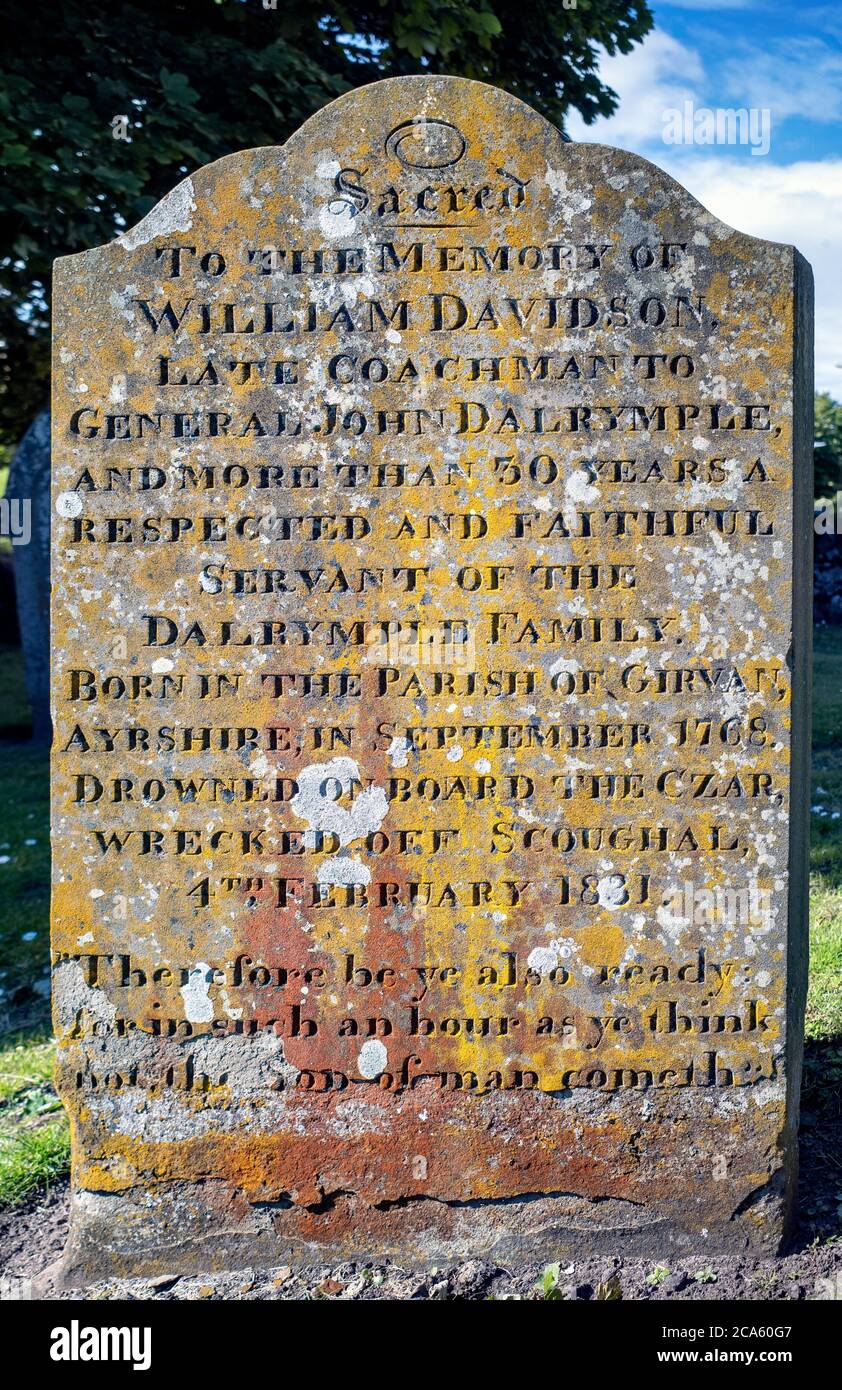 La lápida de William Davidson, fallecido Coachman al General John Dalrymple, ahogado a bordo del Zar, naufragó en el Esculghal, 4 de febrero de 1831. Foto de stock