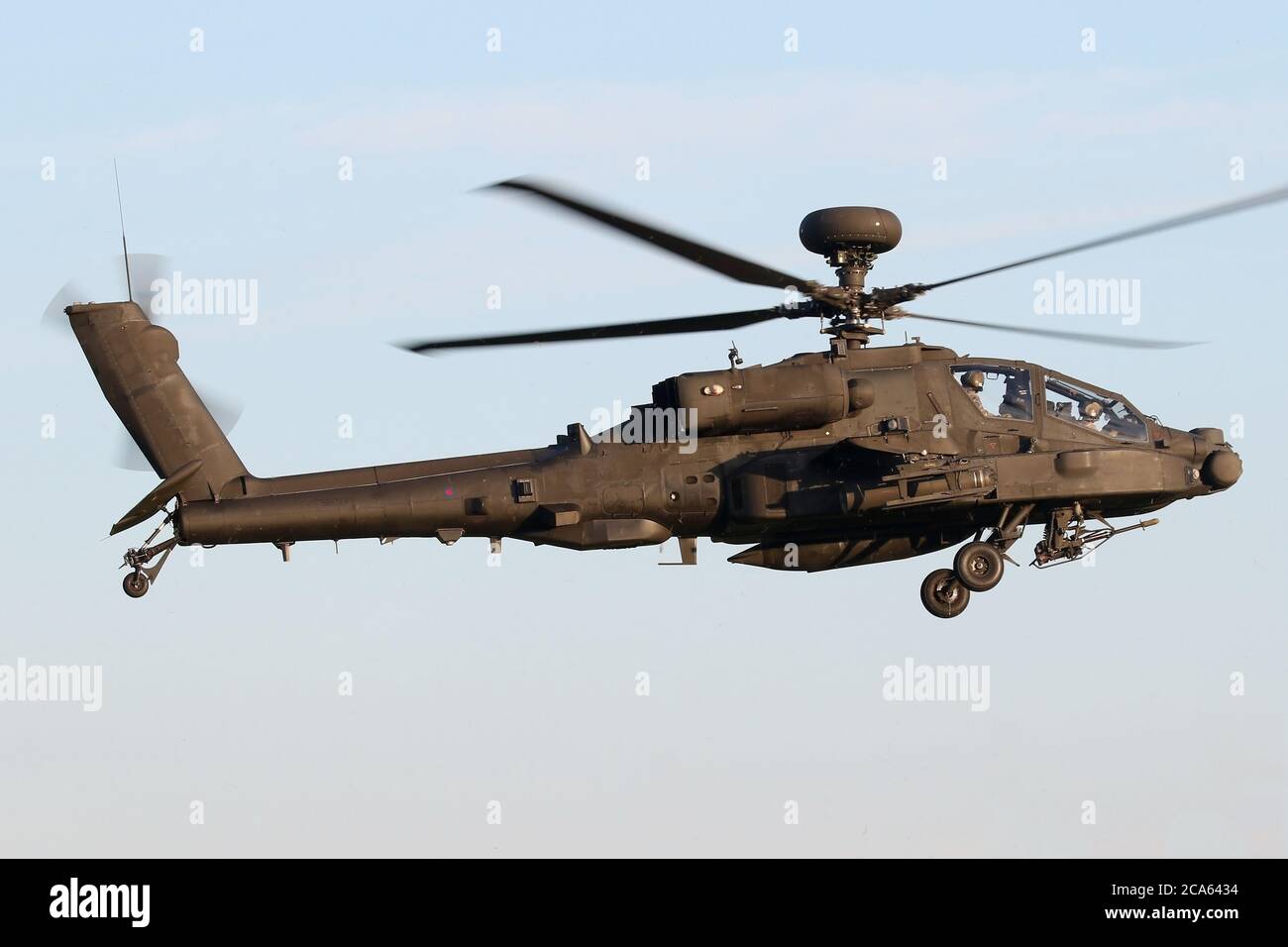 Cuerpo de Aire del Ejército Apache saliendo de Wattisham durante una rutina de la tarde de entrenamiento sortie. Foto de stock