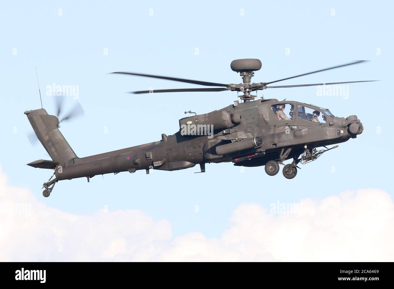 AAC Apache ataque helicóptero aterrizando en el aeródromo de Wattisham. Foto de stock