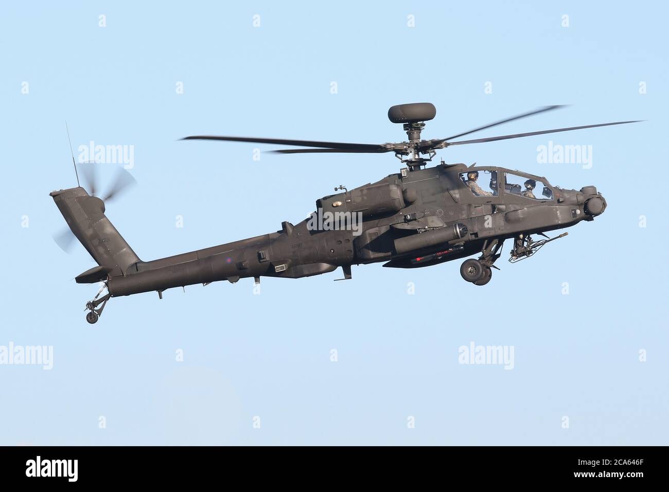 AAC Apache ataque helicóptero aterrizando en el aeródromo de Wattisham. Foto de stock