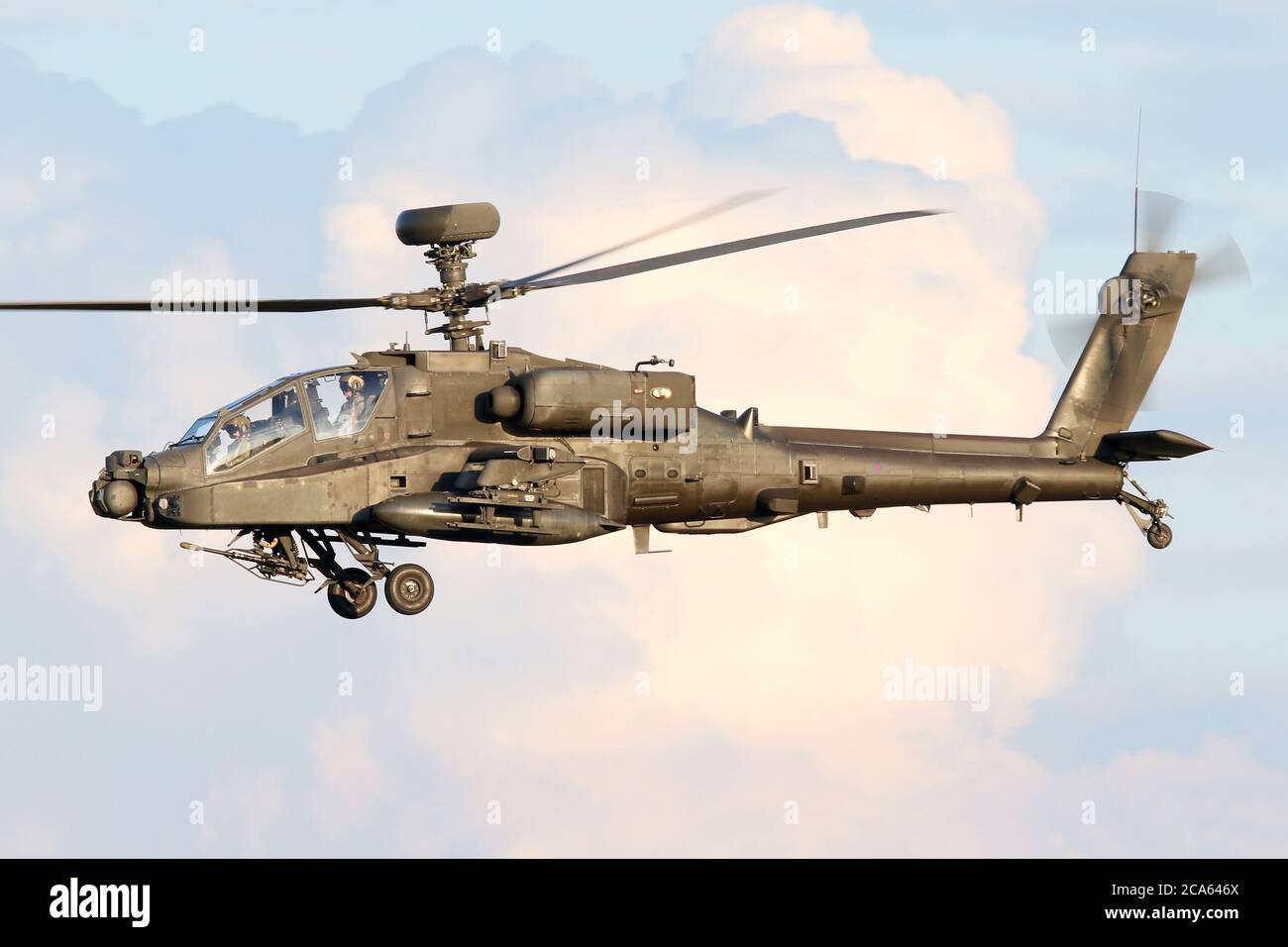 El helicóptero de ataque Apache del cuerpo de Aire del Ejército sale del aeródromo de Wattisham para un vuelo de entrenamiento. Foto de stock