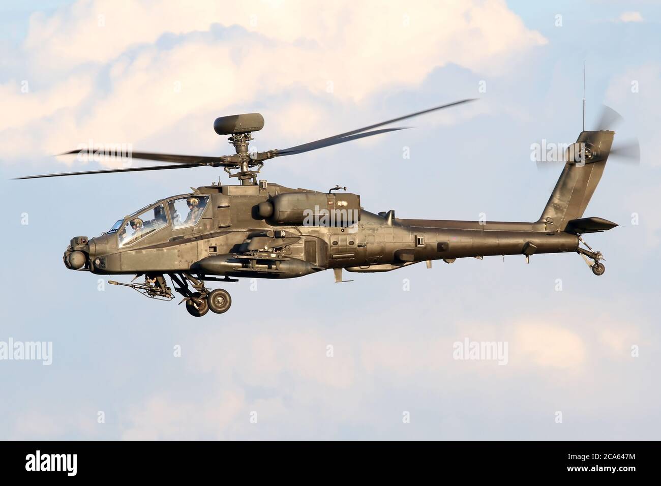 El helicóptero de ataque Apache del cuerpo de Aire del Ejército sale del aeródromo de Wattisham para un vuelo de entrenamiento. Foto de stock