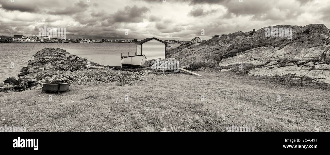 Vista de la etapa de pesca en la costa del mar, inclinación, Isla Fogo, Terranova Foto de stock