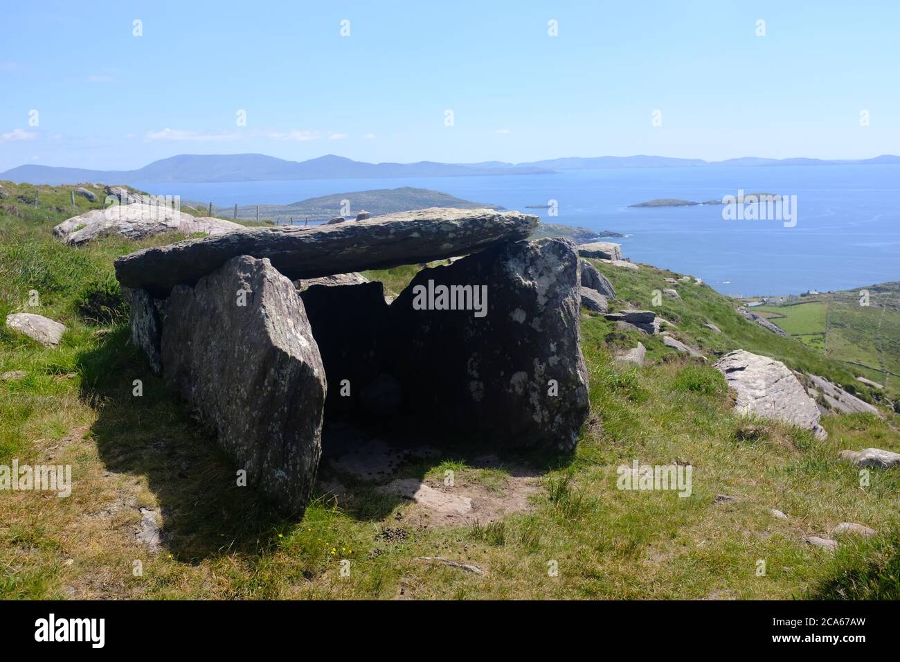 Caminando por la vía de Kerry en 2019 en el conde Kerry en el sur de Irlanda en bucle alrededor de la península de Iveragh sección Caherdaniel a Waterville Foto de stock