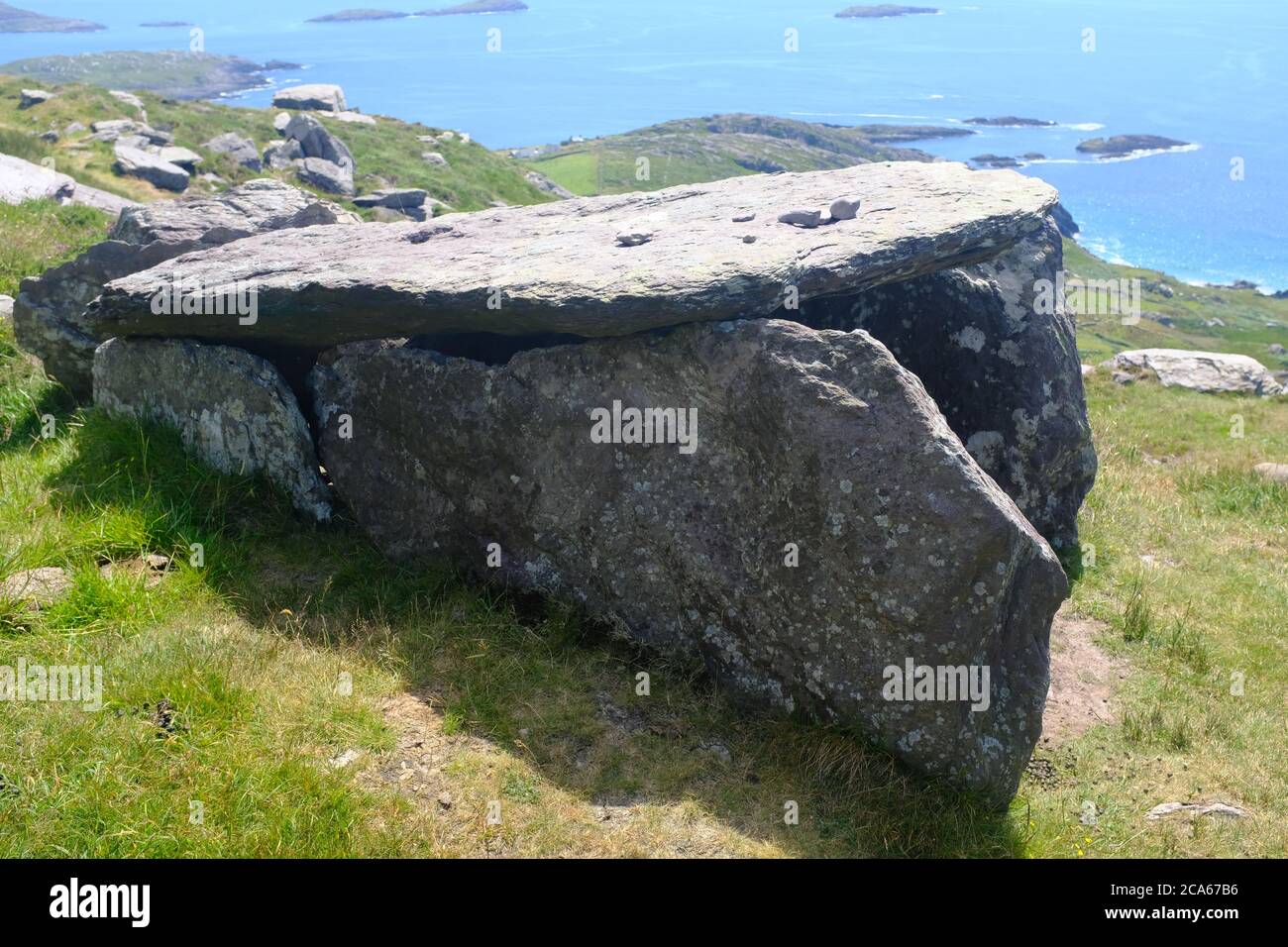 Caminando por la vía de Kerry en 2019 en el conde Kerry en el sur de Irlanda en bucle alrededor de la península de Iveragh sección Caherdaniel a Waterville Foto de stock