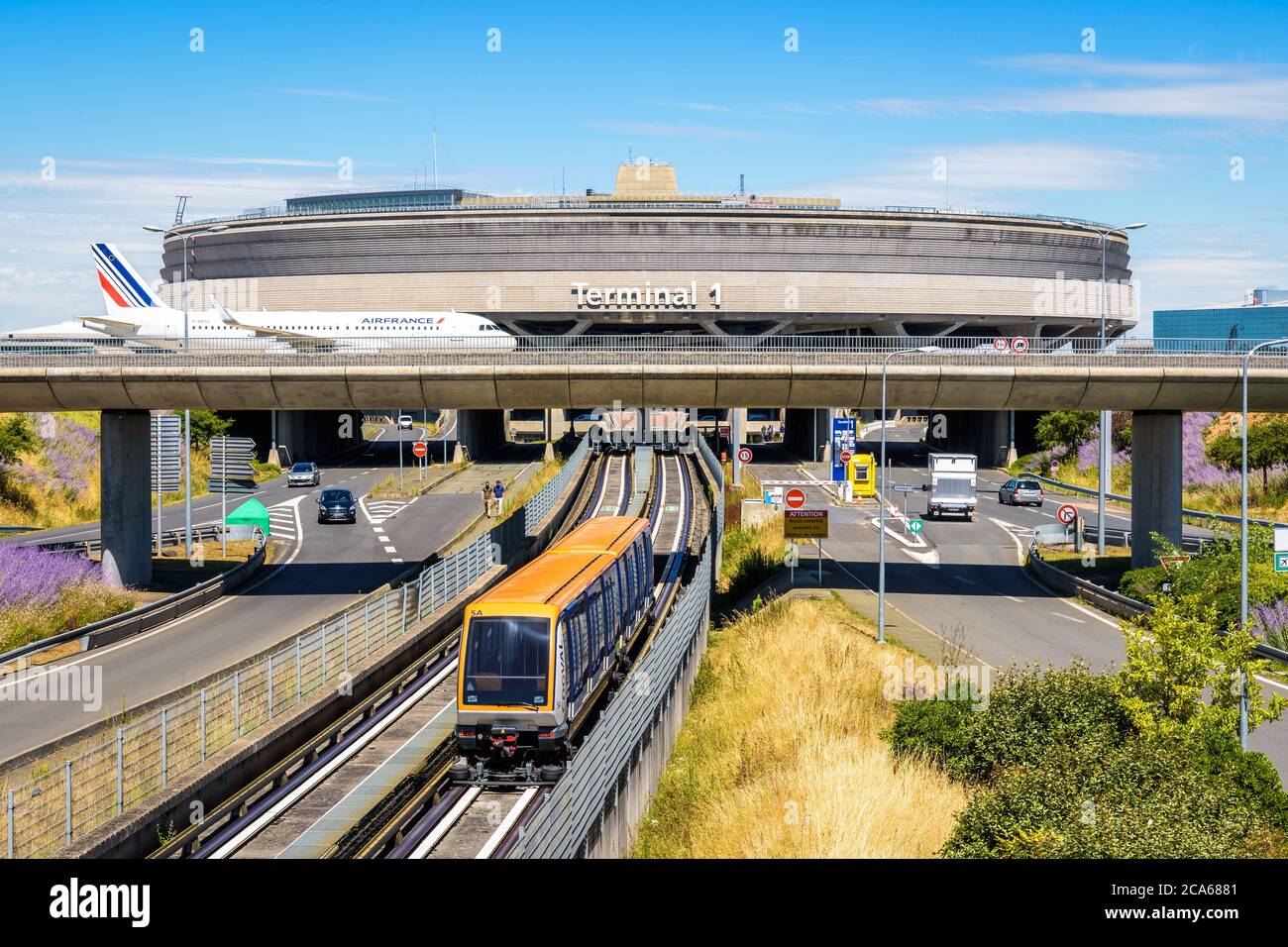 La Terminal 1 del aeropuerto de ParísCharles de Gaulle con un avión de