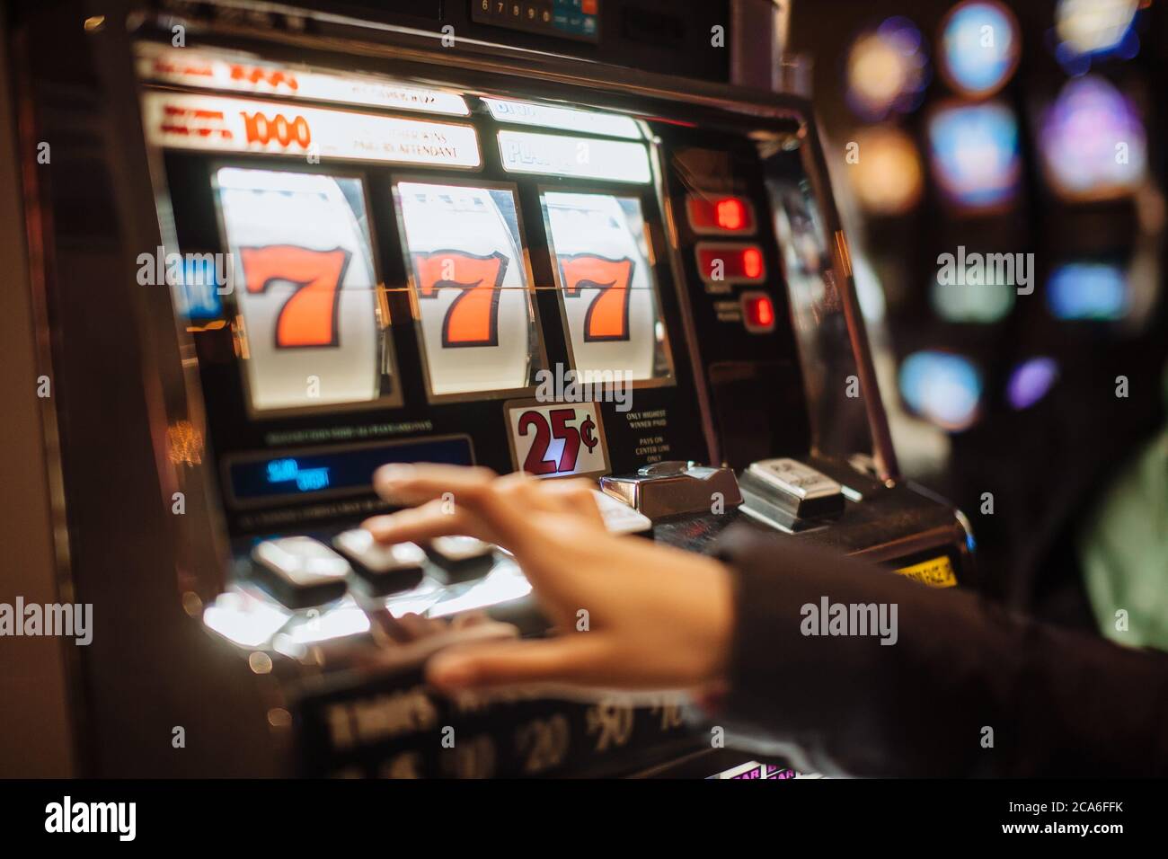 Máquina tragaperras de casino con triple siete jackpot Foto de stock