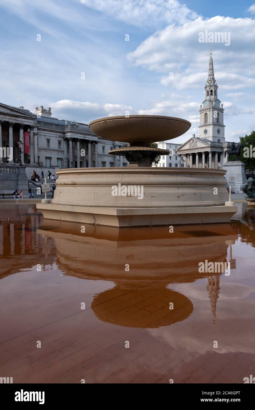 Tinte rojo descolorido en las fuentes, después de la protesta de la Rebelión Animal. Trafalgar Square, Londres, Reino Unido Foto de stock