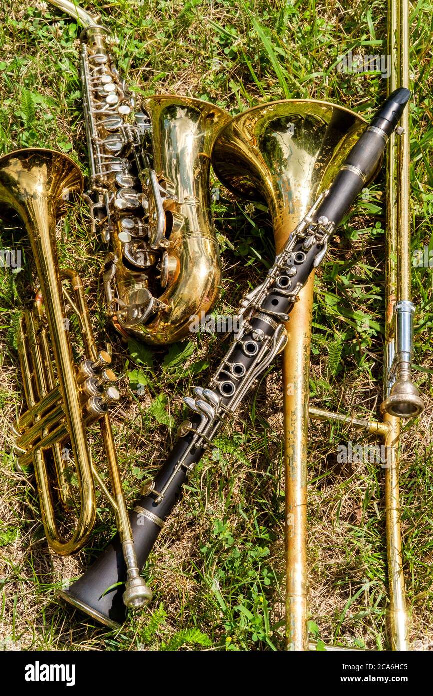 Los instrumentos musicales incluyendo el clarinete trombón trompeta y el  saxofón yacían en el campo de hierba en el festival de música Fotografía de  stock - Alamy