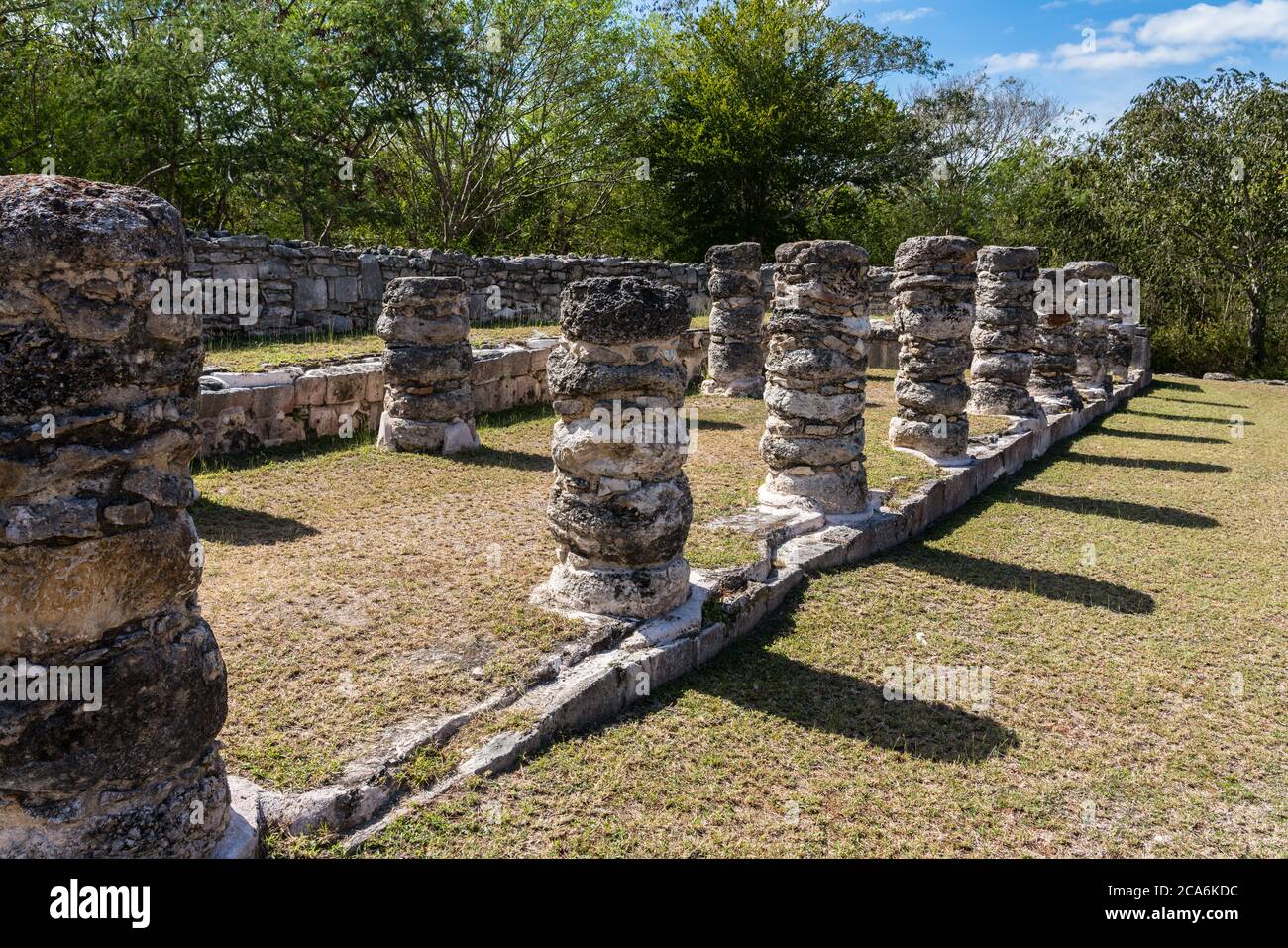 Las restantes colonias de la Sala de los Reyes en las ruinas de la ciudad maya postclásica de Mayapán, Yucatán, México. Foto de stock