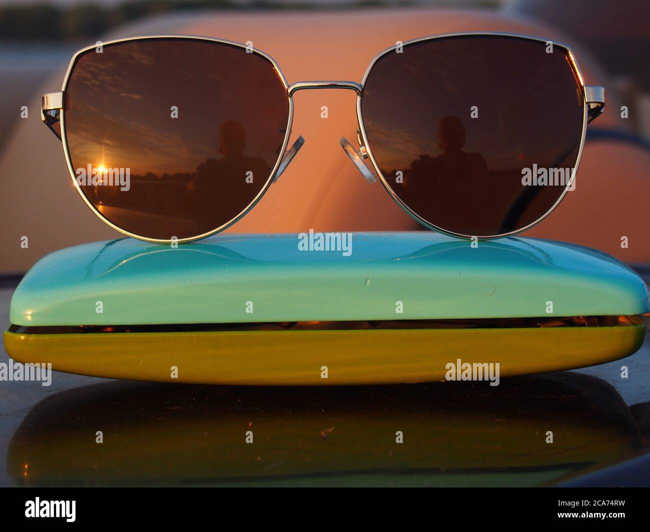Lake Sunset se refleja en gafas de sol estilo Aviator Foto de stock