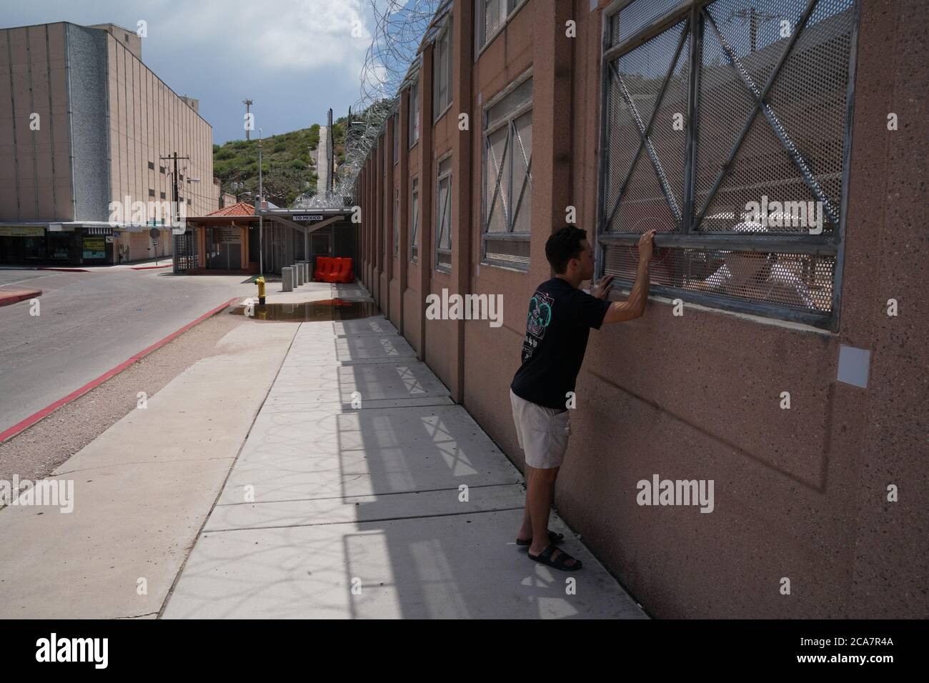 Nogales Az Ee Uu 3 De Agosto De Martin Casillas 21 Izquierda Habla Con Su Padre Memo Casillas 52 Derecha A Traves De La Valla De La Pared Fronteriza Que Los Separa