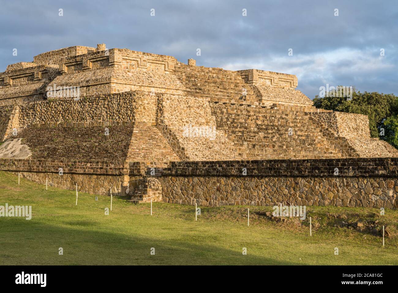 Edificio K de las pirámides del Grupo IV en las ruinas zapotecas