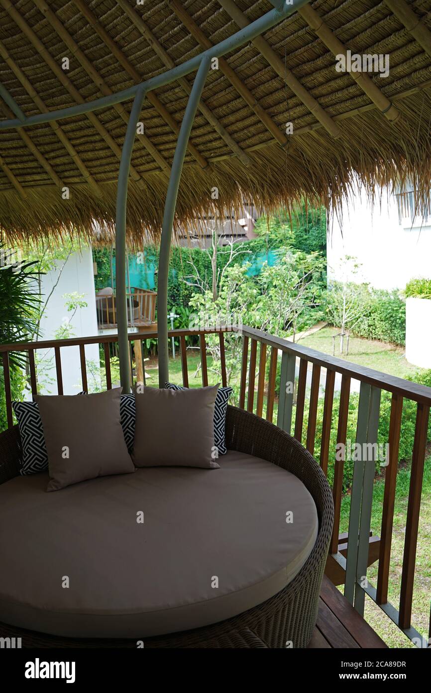 Sofá cama decorado en un patio de madera y terraza con balcón Fotografía de  stock - Alamy