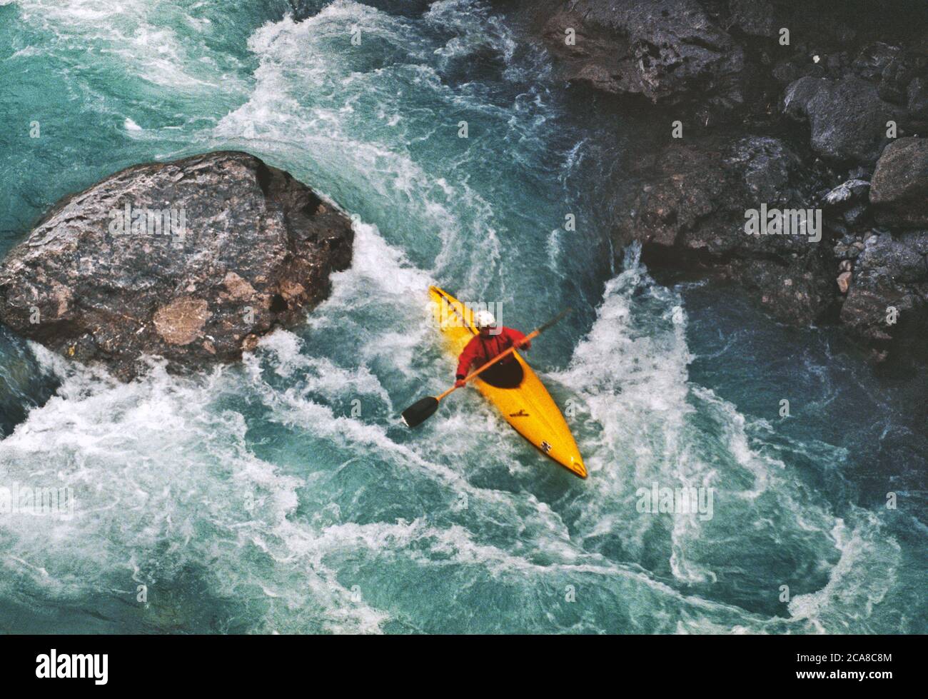 En canoa por el torrente de Cellina. Foto de stock