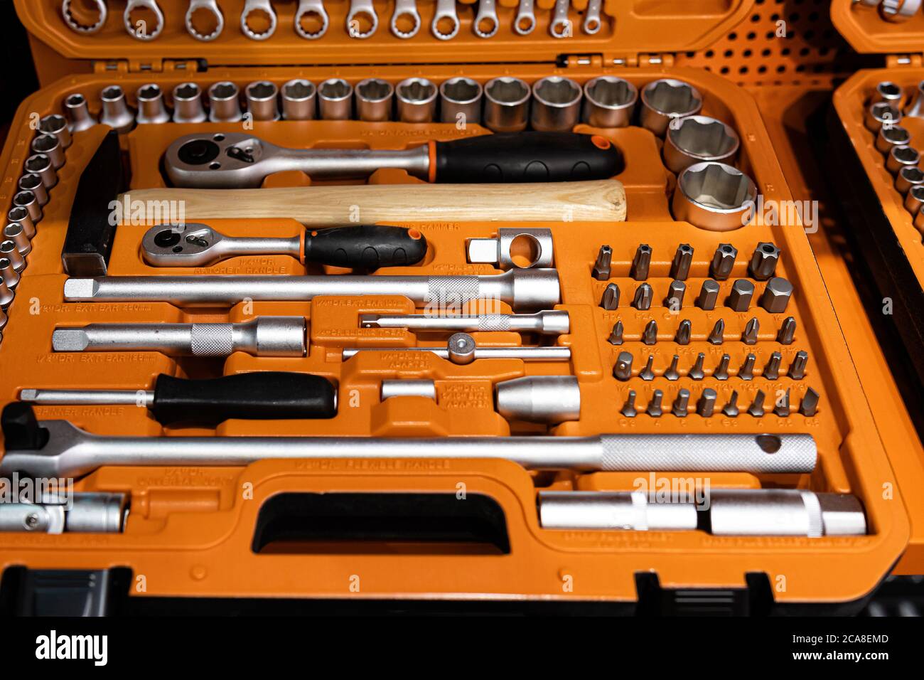 Caja con herramientas especiales en taller de reparación de automóviles,  primer plano, enfoque selectivo - imagen Fotografía de stock - Alamy