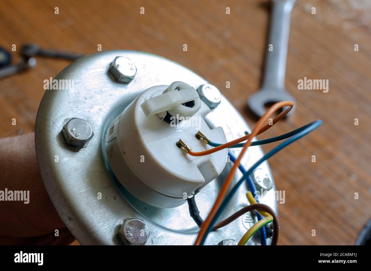 Primer plano de un termostato mecánico de temperatura del agua. Brida antes  de la instalación en la carcasa de la caldera. Servicios de reparación de  electrodomésticos Fotografía de stock - Alamy