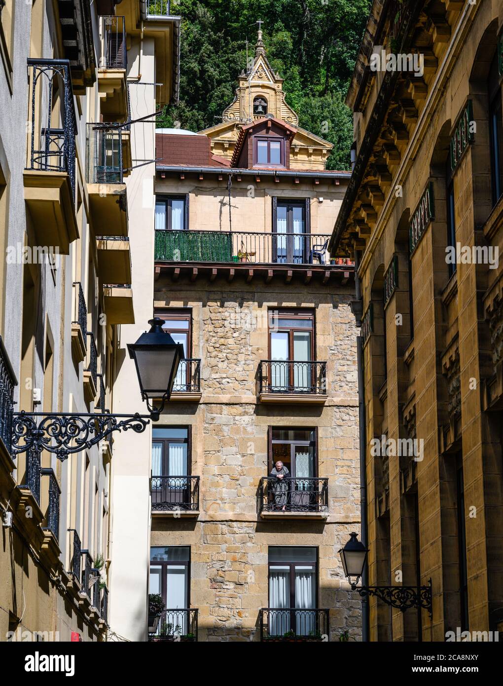 Antiguo edificio de apartamentos al final de una estrecha calle lateral (Kapandegi Aingeru), San Sebastián Foto de stock