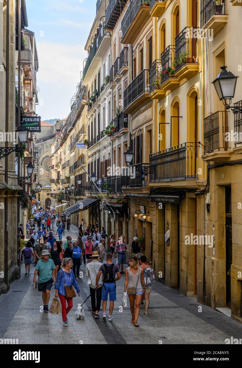Abuztuaren 31, una concurrida calle peatonal en el casco antiguo de San Sebastián Foto de stock