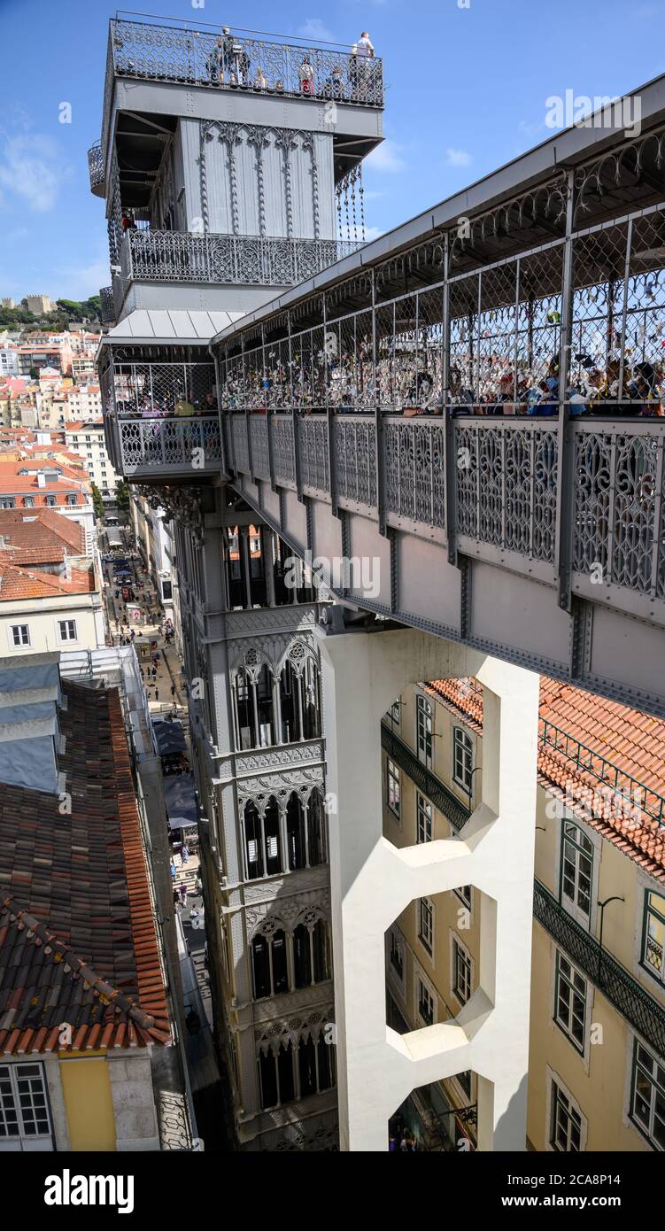 La terraza y la pasarela del elevador de Santa justa, Lisboa Foto de stock