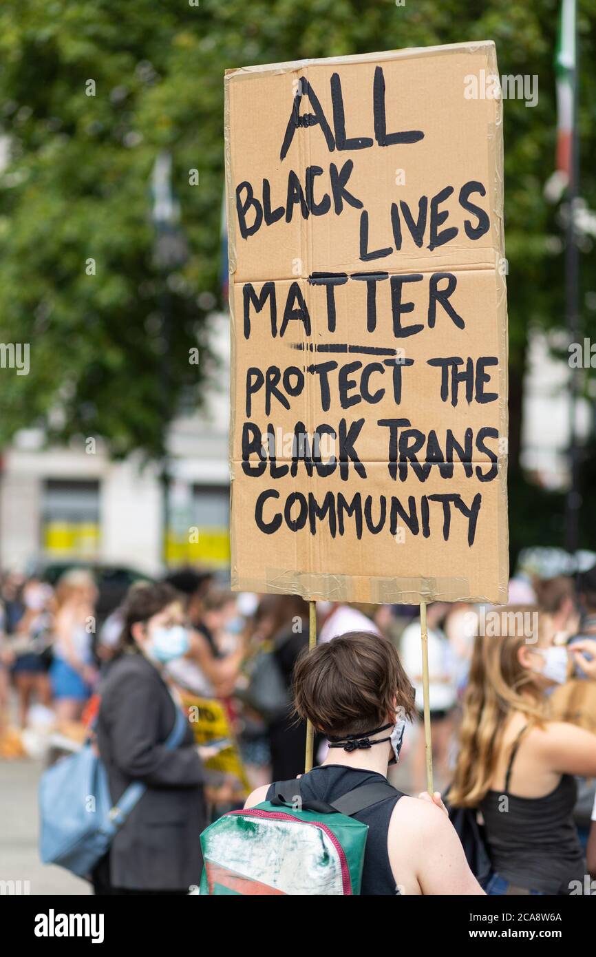 Vista posterior de un manifestante sosteniendo un cartel durante una manifestación de Black Lives Matter, Marble Arch, Londres, 2 de agosto de 2020 Foto de stock